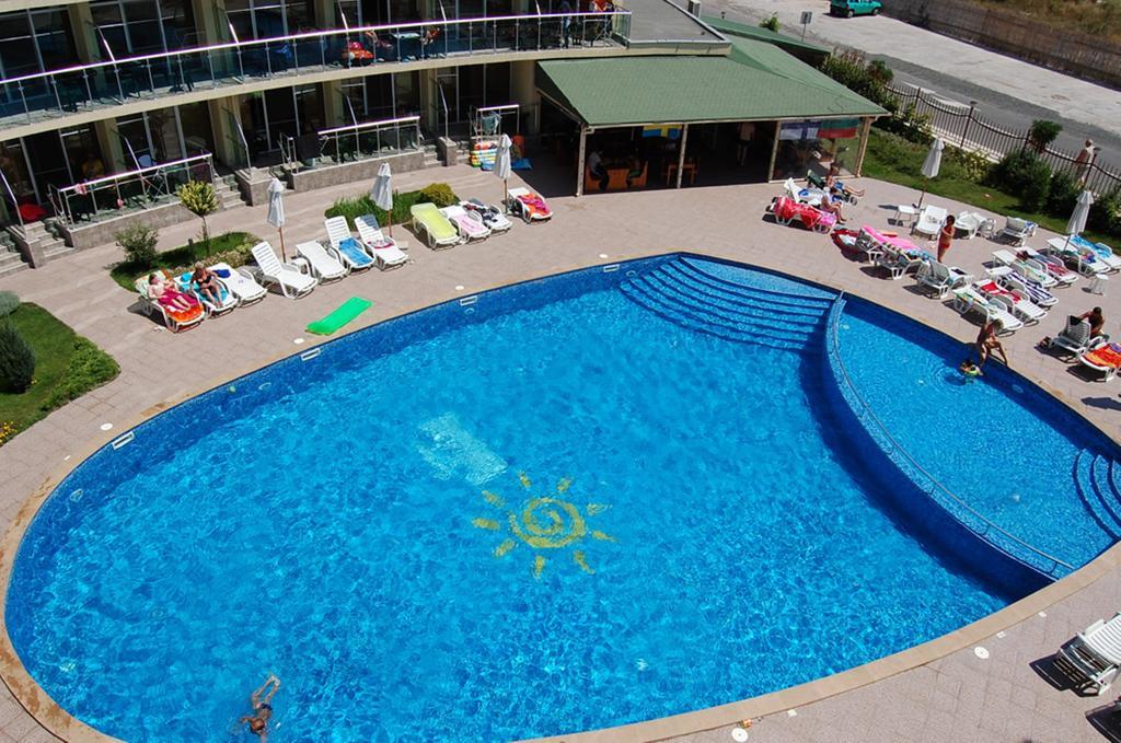 Julia Family - Menada Apartments Pantai Sunny Bagian luar foto