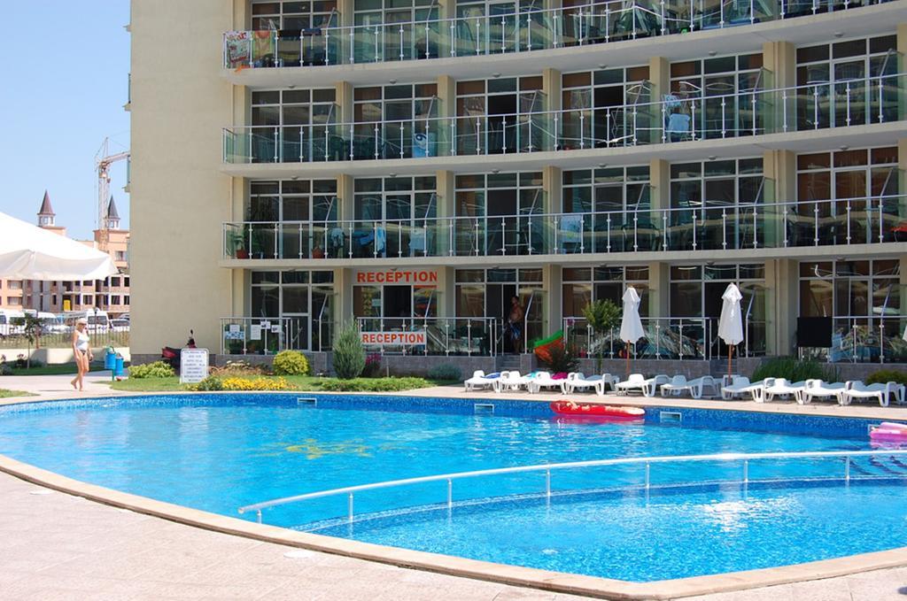 Julia Family - Menada Apartments Pantai Sunny Bagian luar foto