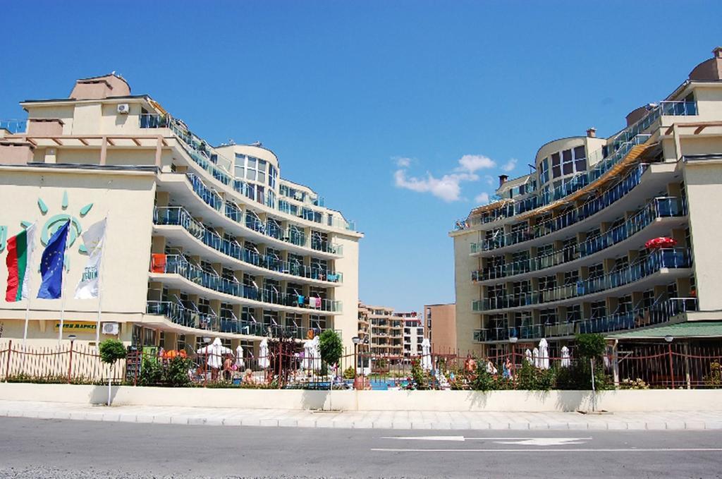 Julia Family - Menada Apartments Pantai Sunny Bagian luar foto