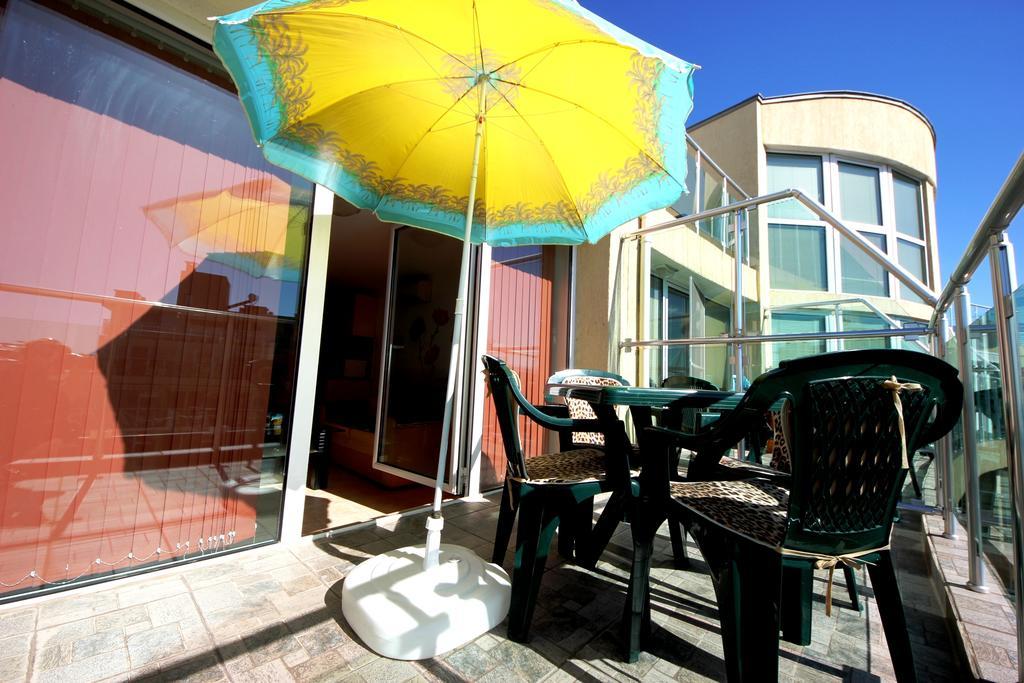 Julia Family - Menada Apartments Pantai Sunny Ruang foto